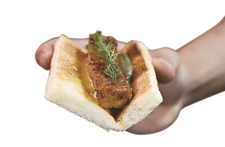 〈肉派三明治〉的方肉派是用雞腿絞肉、雞軟骨與蛋液與威士忌製作,蒸烤後蜂蜜芥末醬提味,並搭配酸黃瓜和蒔蘿呈現。圖∕姚舜、MMHG集團