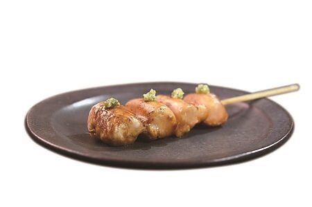 〈串烤雞柳〉的雞柳,是取雞胸最接近骨頭的部位肉,口感柔嫩不會乾柴。圖∕姚舜、MMHG集團