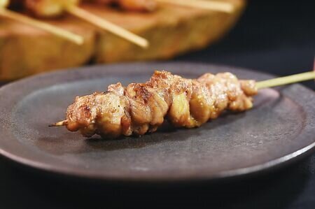 〈fumee〉的〈炭烤雞脖子〉,表層有微微焦香,入口彈Q有嚼勁,口感有點像大腸頭。圖∕姚舜、MMHG集團