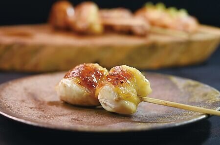 位於雞胸與雞翅間的雞肩膀肉帶有油脂,帶皮炭烤後帶有焦香,肉質Q彈。圖∕姚舜、MMHG集團