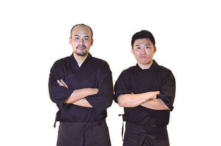 〈fumee〉駐店日籍主廚笠春芥(右)與台籍副主廚段可耕。圖∕姚舜、MMHG集團