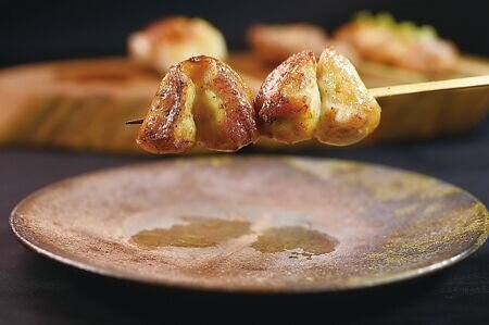 〈fumee〉的〈炭烤雞屁股〉經過特別挑選,所以尺寸較大,豐腴飽滿、食在過癮。圖∕姚舜、MMHG集團