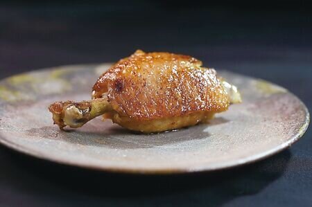 「翅中」是指雞翅中段,〈fumee〉的〈鹽烤翅中〉,會再用白橡木煙燻增加風味。圖∕姚舜、MMHG集團