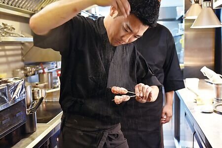 〈fumee〉燒鳥主攻「鹽烤」,主廚「撒鹽」重技巧並成了一頗具可看性的「儀式」。圖∕姚舜、MMHG集團