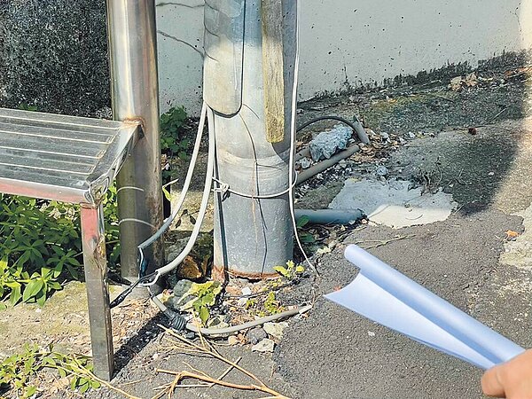 新北市議員黃心華實地勘查，發現新店區內部分路燈燈桿或基座鏽蝕、不明線路亂穿、維修蓋未密閉、控制線路外露，有些燈桿甚至直接斷裂、倒塌。（黃心華提供／高鈞麟新北傳真）