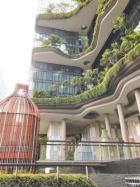 新加坡皮克林賓樂雅酒店位於牛車水地鐵站旁,擁有300公尺空中花園步道。(圖/林祺錦提供)