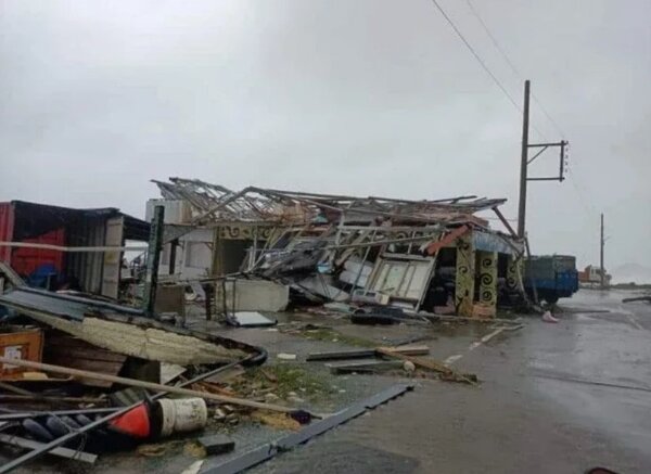 小犬颱風來襲造成全台多處災情，蘭嶼更是首當其衝房屋被掀開。圖／讀者提供
