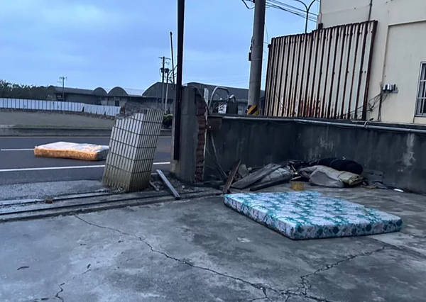 彰化縣線西鄉台17線沿海路6日清晨發生兩名共乘機車男子，撞上迎面飛來的床墊，人車倒地，一死一輕傷。圖／民眾提供