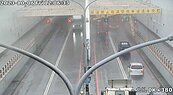 貨櫃車撞落限高架　旗津過港隧道大塞車