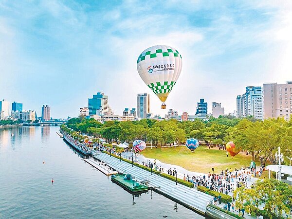 「2023高雄愛.月熱氣球」愛河場繫留體驗活動將在9日浪漫升空,民眾可從不同角度欣賞浪漫的愛河景觀。(高市府觀光局提供/洪浩軒高雄傳真)