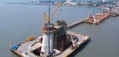 淡江大橋工程進度過半！緊接東北季風來襲　200公尺主橋塔成一大考驗