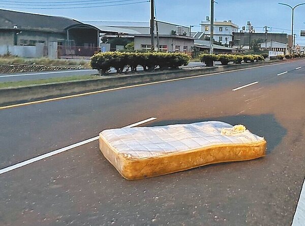 彰化縣線西鄉沿海路5日清晨發生機車撞上床墊釀成1死的事故,該塊肇事雙人床墊重約40公斤。圖/民眾提供