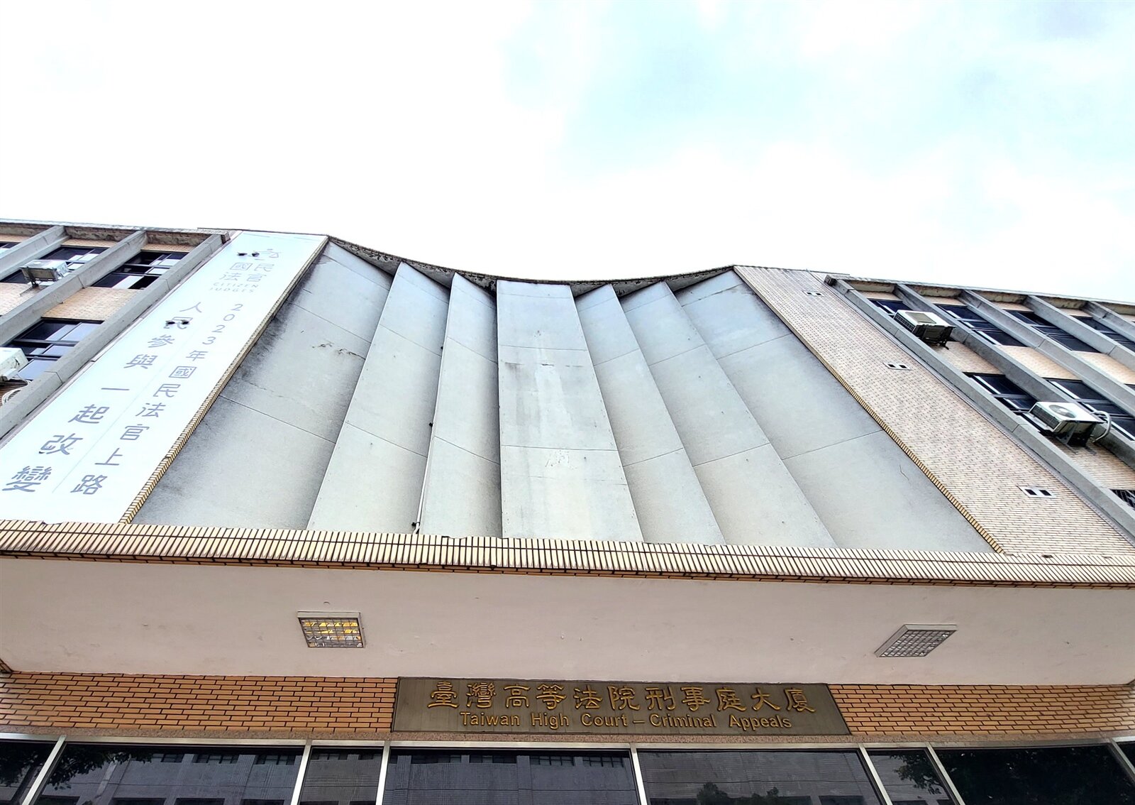 台北市盛姓男子住家樓下開鍋物店，認為顧客喧鬧、吸菸影響居家環境品質，朝鍋物店潑糞，台北地院依公然侮辱罪判盛罰金9千元；盛上訴，台灣高等法院駁回定讞。記者王宏舜／攝影 