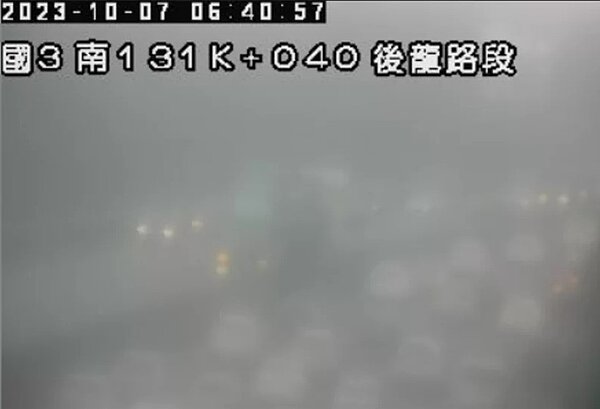 今天上午6時34分，國3北上131公里處後龍前，有1輛大貨車和1輛聯結車事故，占用全線車道，目前只剩路肩可通行。圖／取自1968網站

