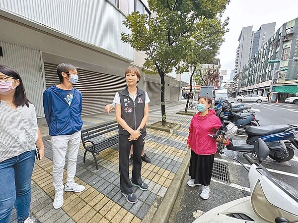 基隆市信義市場平日上午買菜人潮眾多,但下午後就較少機車停放,市議員陳宜(右二)5日與基市府會勘,市府表示將增設特定時段汽機車的共用車位。(市議員陳宜提供/徐佑昇基隆傳真)