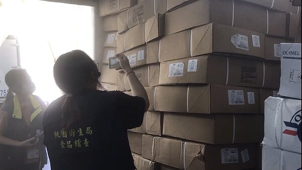 桃市衛生局日前會同食藥署前往瑞騰國際公司龜山廠區稽查發現,多達4萬餘公斤的美國冷凍豬梅花肉,分別製成重組肉的豬肉片與豬梅肉捲,外包裝分別標示原產地加拿大、英國,涉嫌產品原產地標示不實,桃園地方檢察署近日已剪報分案調查。圖/桃園市衛生局提供