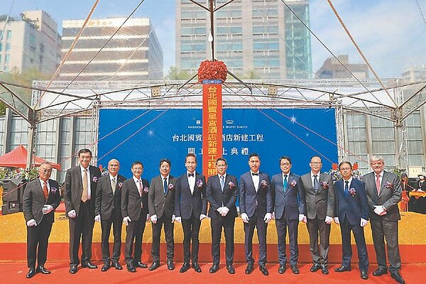 台北國賓皇宮酒店動土典禮,仰德集團董事長許育瑞(左六)、東京皇宮酒店社長吉原大介(左七)。圖/台北國賓大飯店提供