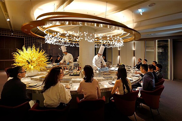 去年11月開幕的「樂葵法式鐵板燒」大舉展店,已成為新天地的「小金鷄」!圖/新天地提供