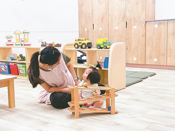桃園社會局在桃園、中壢和楊梅3地提供嬰幼兒定點臨托服務,即日起接受預約。圖/桃園社會局提供