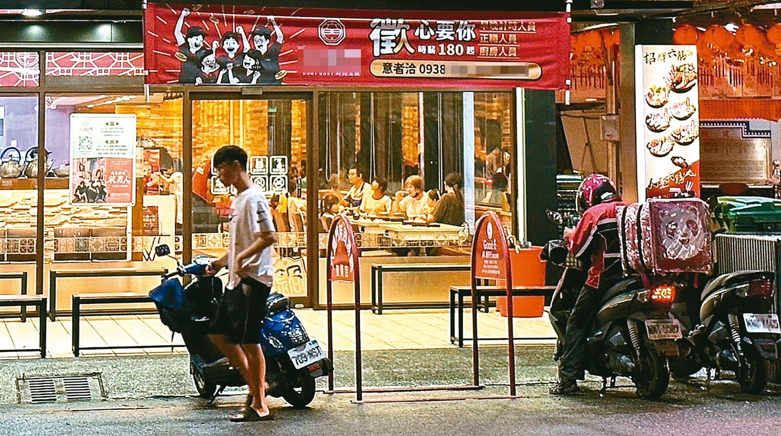 台中有八十一家餐飲業者買到標示不實的美豬肉品,台中市長盧秀燕昨天公布餐飲業者名單,也呼籲中央從進口源頭就標示是否含萊克多巴胺的美豬;圖為被公布的六扇門連鎖火鍋店,決定向供貨商求償。記者黃仲裕/攝影