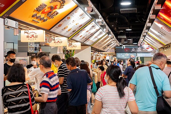 南門市場新大樓試營運首日,吸引了大量民眾的光顧,體驗全新的市場環境。圖/市場處提供