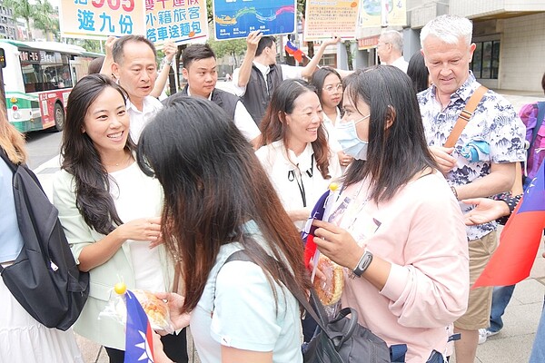 「捷運西門站」舉辦體驗搭乘歡遊九份活動；交通局副局長林麗珠到場向參加活動的外國朋友致意。圖／交通局提供