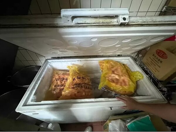 2家進口業者將美豬產地標示為加拿大進口，新竹市衛生局稽查下游餐飲業，查核肉品標示及抽驗。圖／竹市府提供
