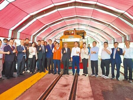 台糖蒜頭糖廠五分車延駛至故宮南院7日通車，行政院長陳建仁（右七）、副院長鄭文燦（右八）、嘉義縣長翁章梁（右六）等人為「尋蜜號」揭牌啟用。（廖素慧攝）