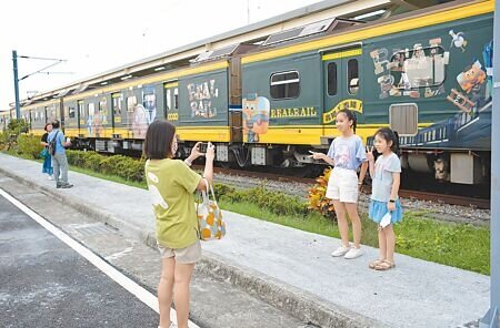 屏東鐵道文化祭,首周推出彩繪列車,吸引遊客爭相合影。(林和生攝)