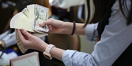 過去長年利率環境,民眾買保險都以利變型商品為主力,又以美元利變保單最熱賣,但民眾在投保前,往往都不清楚相關細節,造成後續投保糾紛。圖∕本報資料照片