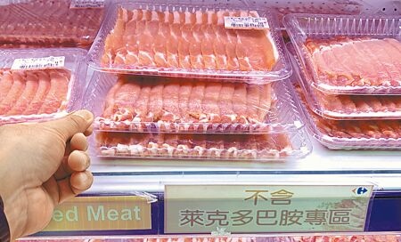 美國豬肉「洗產地」衝擊消費者信心，賣場販售的豬肉明確標示產地台灣，或註明不含萊克多巴胺，讓民眾吃的安心（示意圖，照片人物與新聞內容無關）。（姚志平攝）