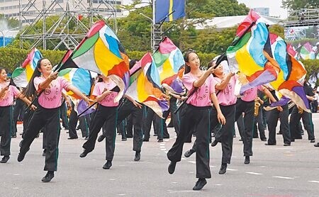 
112年國慶將至，高鐵備戰煙火人潮和收假交通運輸，將在台中站設前進指揮所，由總經理進駐指揮。圖為國慶大會預演7日在總統府前舉行，東京農業大學第二高等學校吹奏樂部表演內容活潑又華麗。（姚志平攝）
