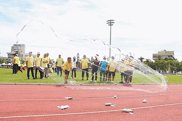 台東市公所7日於台東縣立體育場舉辦「台東市原住民傳統競技市民運動會」,撒網捕魚項目考驗選手拋擲阿美族八卦網技巧。(台東市公所提供/蕭嘉蕙台東傳真)