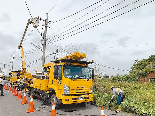 小犬颱風甩尾降雨造成雲林縣大停電,民眾盼盡速電線地下化。(台電雲林區處提供/張朝欣雲林傳真)