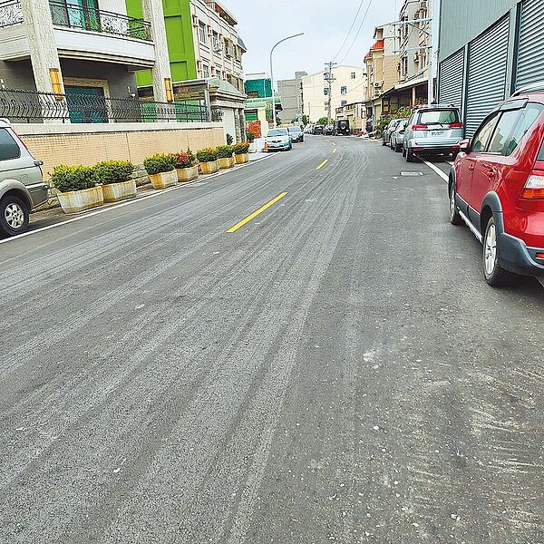 臉書銀星氣象站「氣象先生」呂權恩指出,颱風將海水中的鹽粒子吹向空中,狂風再將帶有鹽粒的空氣吹向沿海陸地,使農作物、樹木布滿鹽粒而枯萎,就連柏油路都可能飽受「鹽害」產生鹽分。(呂權恩提供/吳建輝彰化傳真)