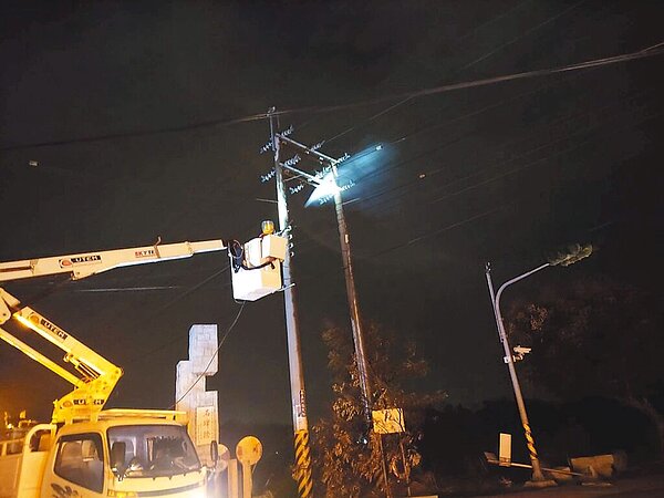 台灣電力公司彰化區營業處表示,這幾天都派超過20位同仁接搶修電話,但即使不斷清除已知故障點,但風勢持續、故障點又增加,截至7日下午4點仍有1049戶停電,將持續搶修復電。(台電彰化區營業處提供/吳建輝彰化傳真)