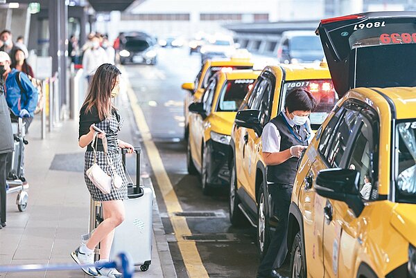 信用卡業者砍機場接送權益。聯合報記者朱漢崙/台北報導