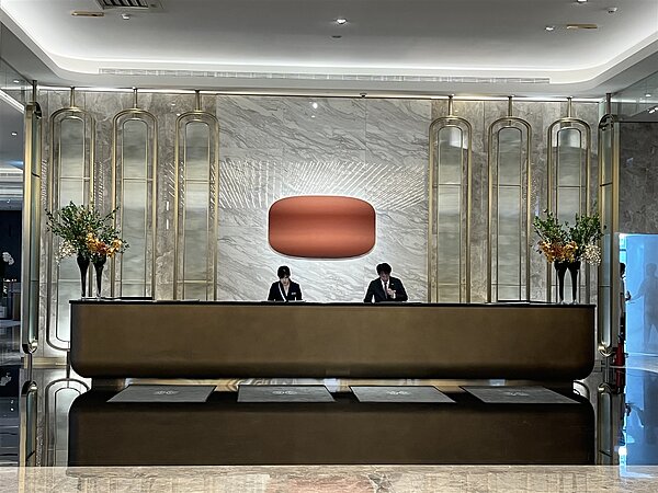 大廳寬闊氣派,不乏藝術品妝點。記者羅建怡/攝影