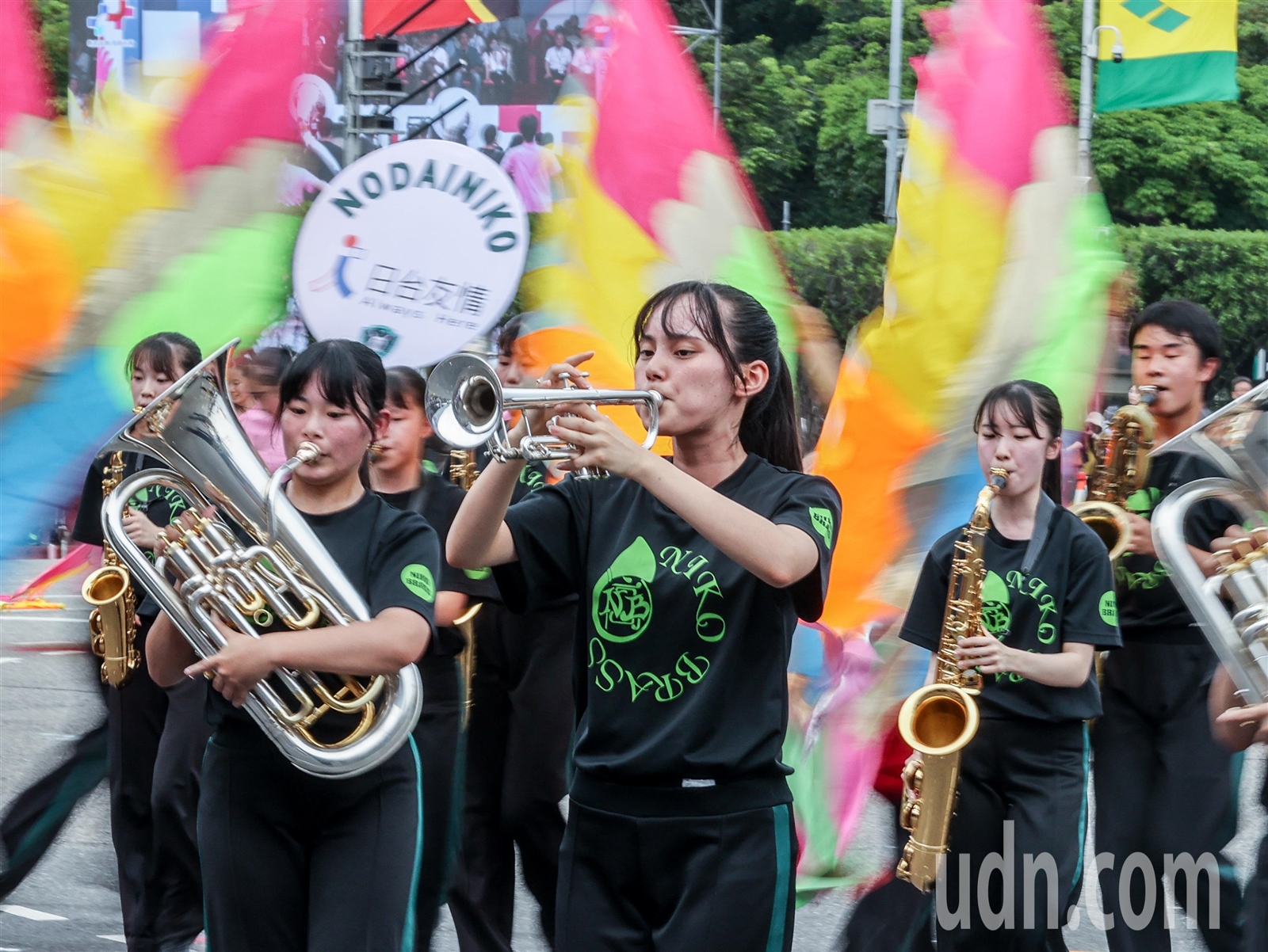 國慶預演下午展開，日本東京農業大學第二高等學校吹奏樂部帶來精彩表演，以多面彩色旗幟配合音樂展現「翡翠騎士的無限夢想」。記者曾原信／攝影 