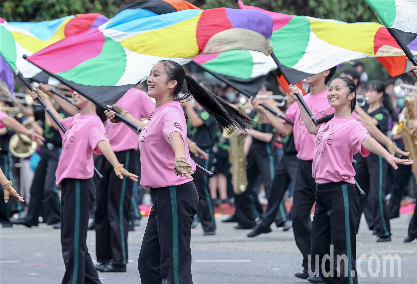國慶預演下午展開,日本東京農業大學第二高等學校吹奏樂部帶來精彩表演,以多面彩色旗幟配合音樂展現「翡翠騎士的無限夢想」,彰顯青春活力。記者曾原信/攝影