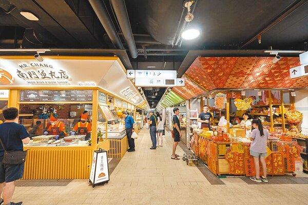 歷經4年改建工程，台北市南門市場7日試營運，民眾一大早就來體驗全新的市場環境。（台北市市場處提供／黃敬文台北傳真）