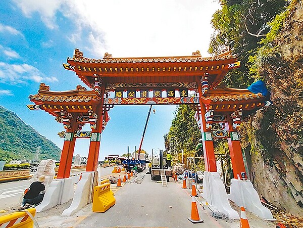 花蓮縣太魯閣口「東西橫貫公路」牌樓經過數月整修,鷹架已拆除,成為國慶連假遊客打卡熱點。(太魯閣國家公園提供/王志偉花蓮傳真)