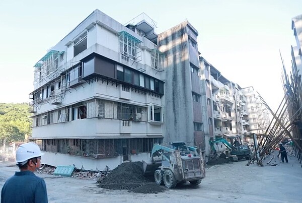 「基泰大直」施工不當造成民宅傾斜、塌陷,目前僅3成住戶願意與東側鄰地一起重建家園。圖/聯合資料照片