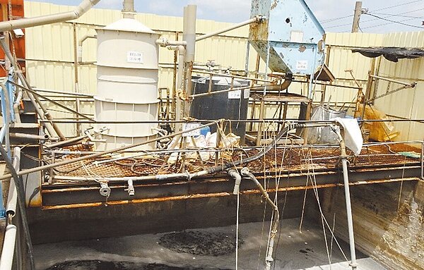 環境部環境管理署南區環境管理中心於二仁溪流域巡查汙染源,發現高雄市湖內區某皮革廠疑似排放高濃度廢水,近期成功查獲該皮革廠排放嚴重超標的不合格廢水。(環境部提供/林良齊台北傳真)