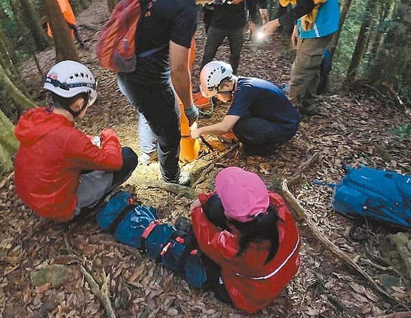 有「台版百慕達」美譽的苗栗加里山，吸引不少登山客朝聖，但過去3年多來就有近50名登山客迷途求援，還曾一連3天都有迷途救援事件，圖為消防人員救援畫面。（民眾提供／李京昇苗栗傳真）