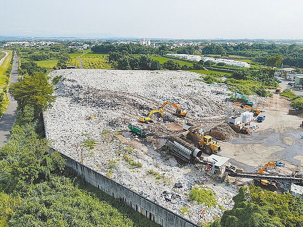 雲林縣環保局獲環保署補助採購「全移動式垃圾機械分選產製再生燃料系統」，進駐全縣垃圾山最高的斗南鎮掩埋場，加上虎尾掩埋場的「零廢棄資源化系統」，一天處理300公噸垃圾。圖／雲林縣環保局提供
