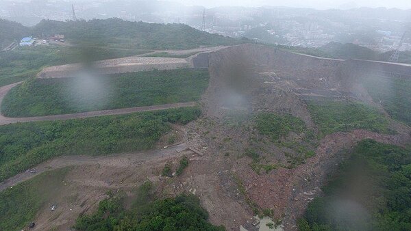 基隆市備受爭議的月眉土資場,4年前因大雨造成場區南側部分土石溢流、崩塌,圖為當時崩潰情況。圖/基隆市政府提供