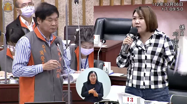 高市議員邱于軒引審計部報告,批高市職災千人率高於全國平均,質疑明揚大火事件後,高市是否輕忽勞檢工作。圖/翻攝自高市議會官網