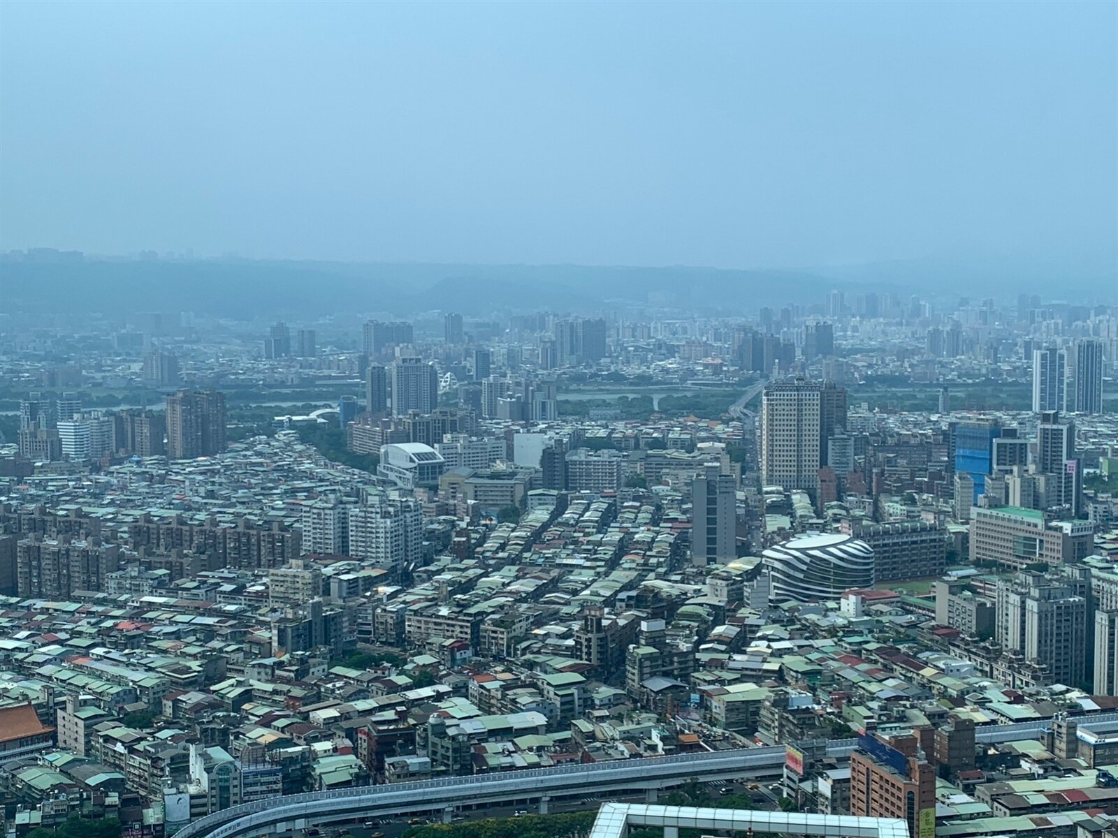 板橋社後地區發展迅速,地方對於要不要蓋輕軌建設爭論許久。記者葉德正/攝影