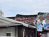 屋瓦塌陷影響起居　台南做工行善團犧牲連假為成全好事